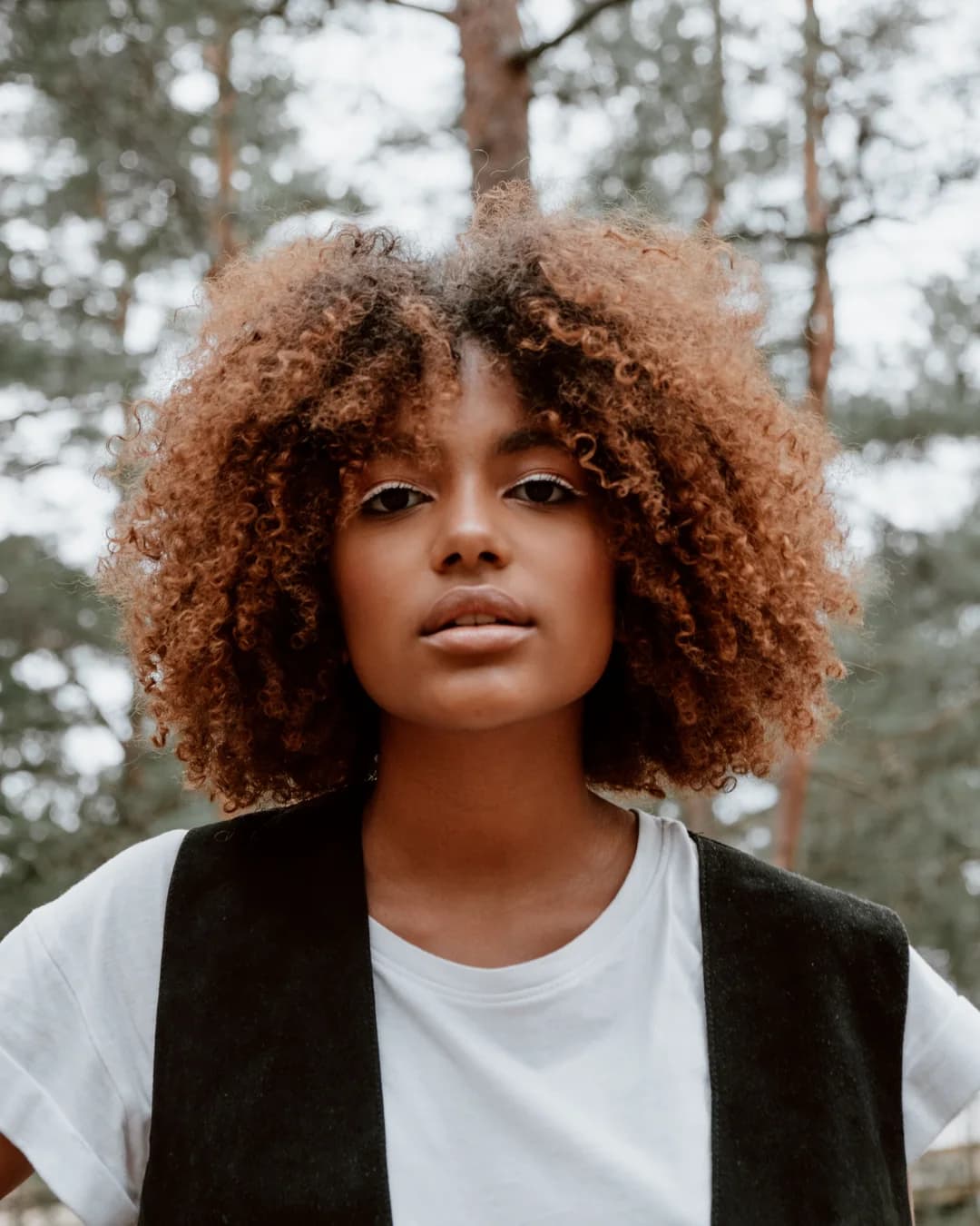 Model met natuurlijk krullend haar