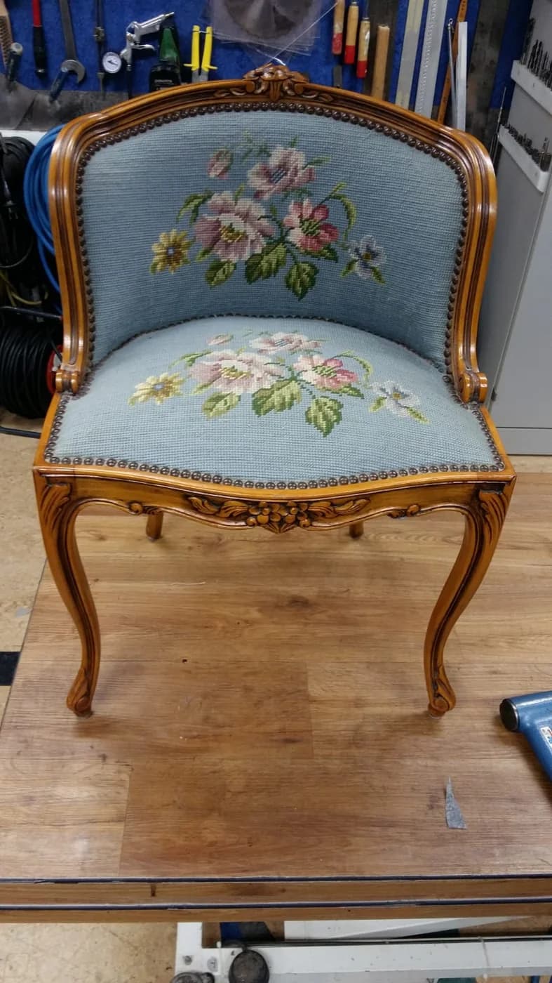 Houten stoel met gedetailleerde geborduurde bekleding