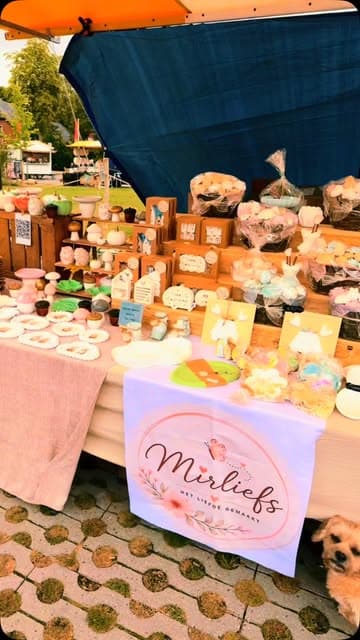 Marktkraam van Mirliefs met handgemaakte decoraties